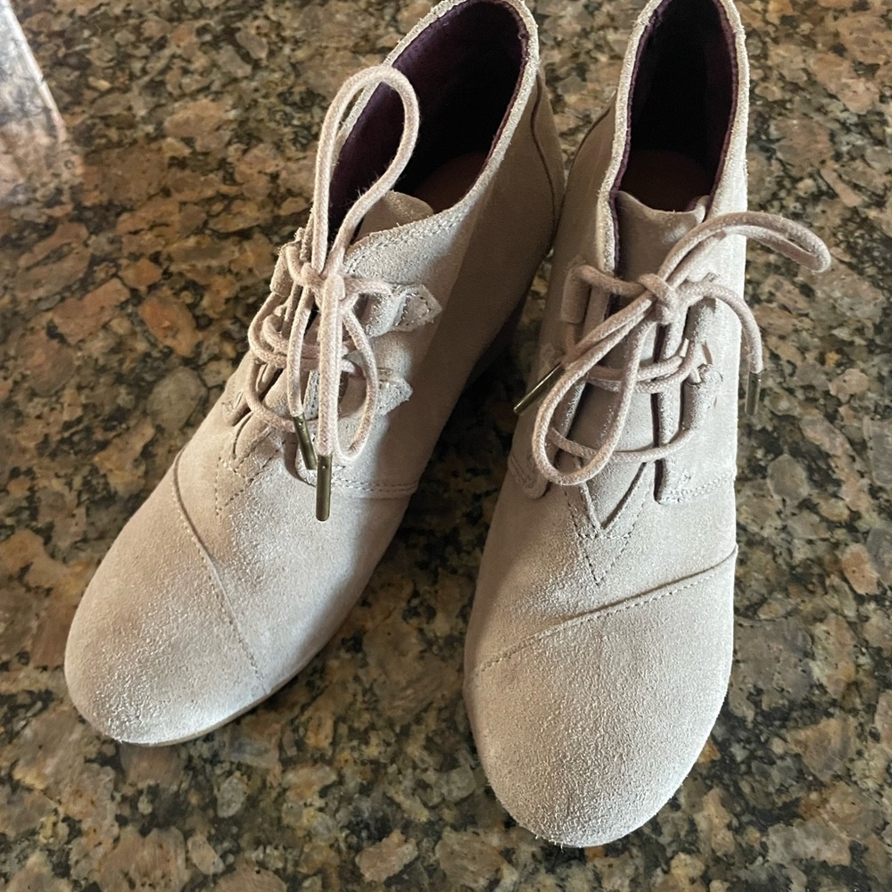 Toms Desert Wedge Booties Women’s Size 9 Beige Suede